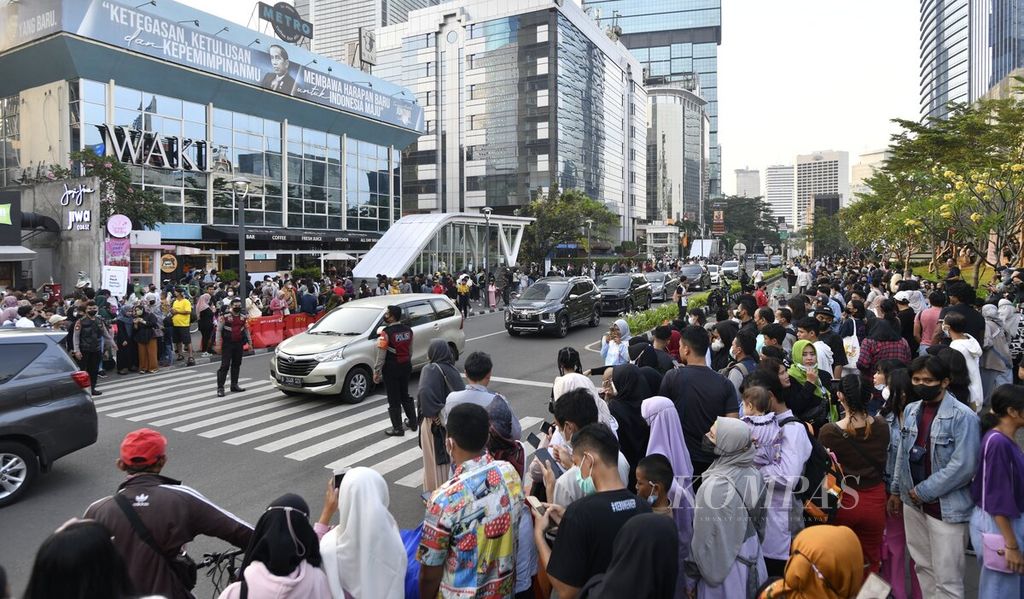 Polisi mengatur lalu lintas kendaraan di kawasan Dukuh Atas, Jakarta, Sabtu (30/7/2022). Kesibukan bekerja dan hidup mandiri di kalangan anak muda ternyata mendorong mereka untuk tidak segera menikah.