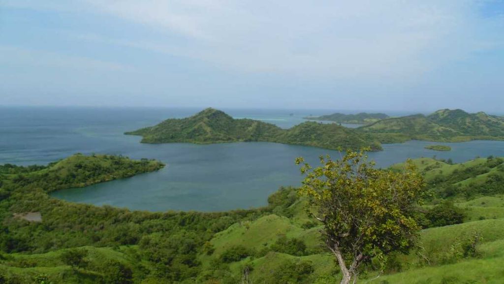 Gugusan pulau besar dan kecil yang indah memesona menghiasi Taman Wisata Alam Laut 17 Pulau di Riung, Ngada, Flores, NTT.