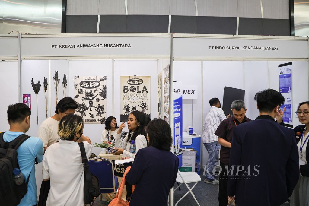 Para pencari kerja berkunjung ke stan acara UMN Career Day di Universitas Multimedia Nusantara (UMN), Tangerang, Banten Rabu (8/5/2024). Para pencari kerja ini mengeluhkan adanya pembatasan usia dalam melamar pekerjaan.