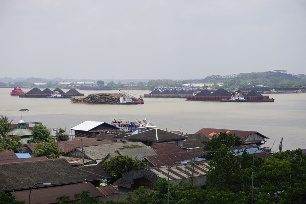 Tongkang batubara yang lalu lalang di Sungai Mahakam, Kalimantan Timur, Minggu (8/9/2019). Jaringan Advokasi Tambang mencatat, dari 1.700-an lubang tambang yang ada di Kaltim, sebanyak 50 persen belum direklamasi.