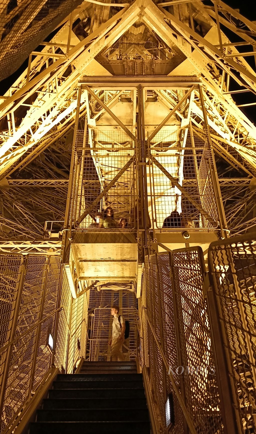Seorang wisatawan turun menyusuri 699 anak tangga Menara Eiffel, Rabu (19/7/2023). Wisatawan bisa menikmati keindahan kota Paris dan melihat kemegahan menara yang pembangunannya selesai pada tahun 1898 itu.