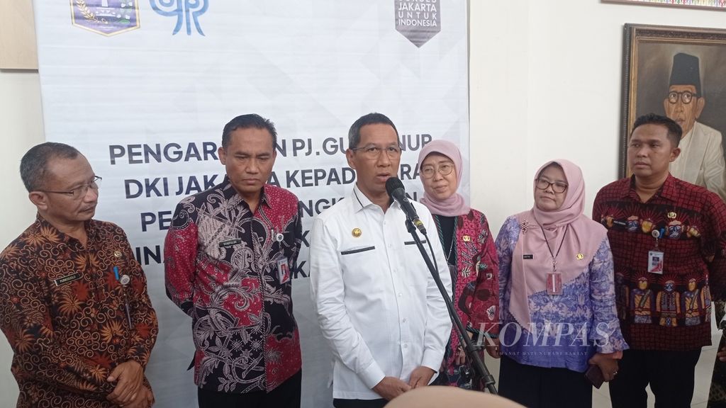 Penjabat Gubernur DKI Jakarta Heru Budi Hartono seusai pengarahan tertutup kepada pejabat dalam lingkup Dinas Pendidikan DKI Jakarta, Kamis (13/4/2023).