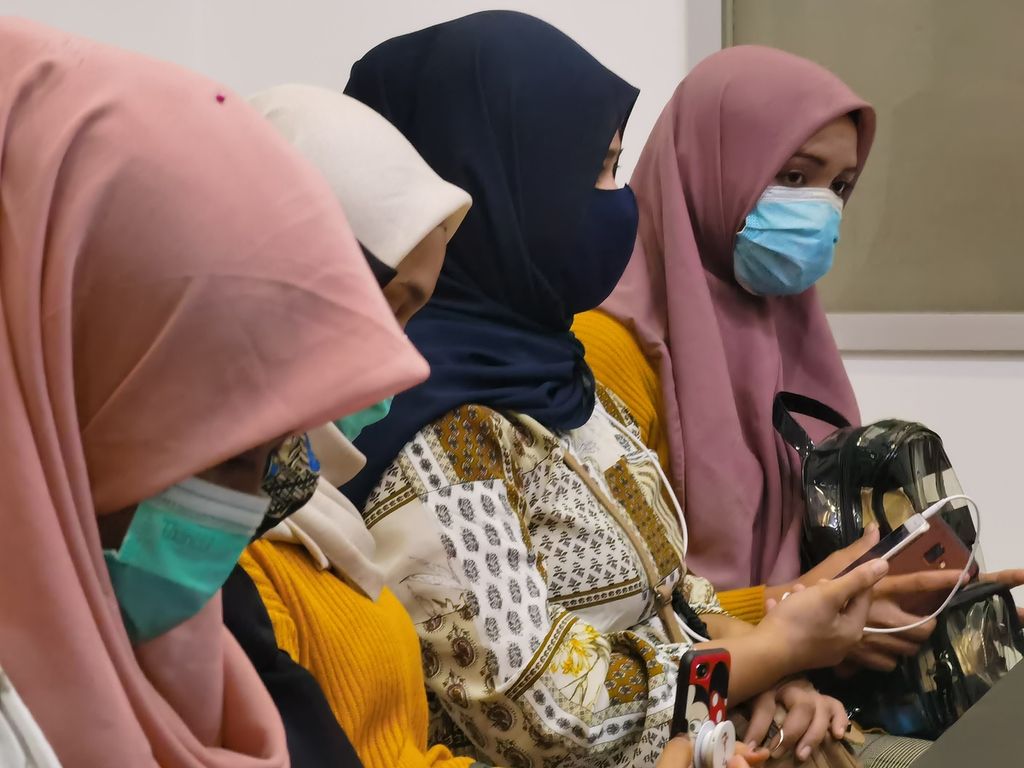 Sembilan perempuan hadir di Kantor Kepolisiaan Daerah Nusa Tenggara Barat, Senin (21/12/2020). Para perempuan yang hendak ditempatkan sebagai pekerja migran Indonesia  di Singapura itu kembali dipulangkan ke NTB karena pengiriman mereka tidak sesuai prosedur.