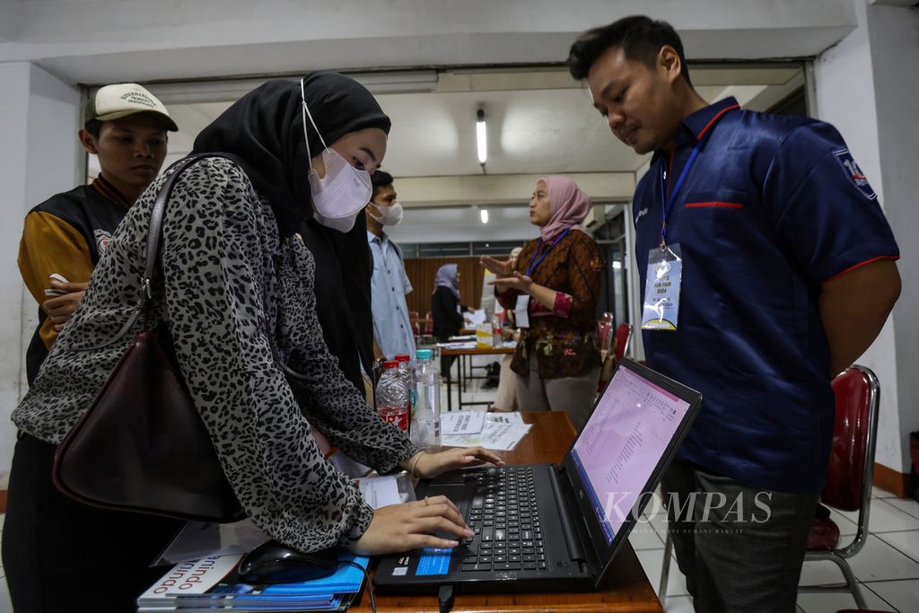 Pencari kerja mengisi formulir pendaftaran lowongan kerja di salah satu stan acara <i>job fair</i> di Universitas Tama Jagakarsa, Jakarta Selatan, Selasa (25/4/2024). 