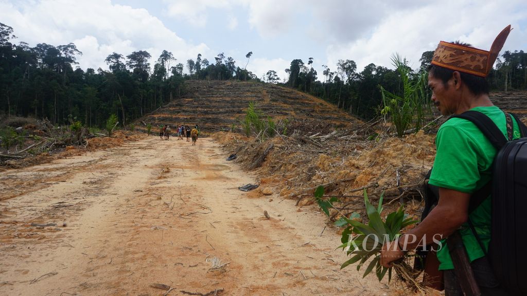 Warga Kinipan membawa bibit tumbuhan liar untuk ditanam kembali di lahan yang sudah dibuka perusahaan untuk perkebunan sawit pada awal tahun 2018. Kegiatan itu merupakan bentuk perlawanan warga Kinipan saat itu untuk menolak perkebunan sawit.