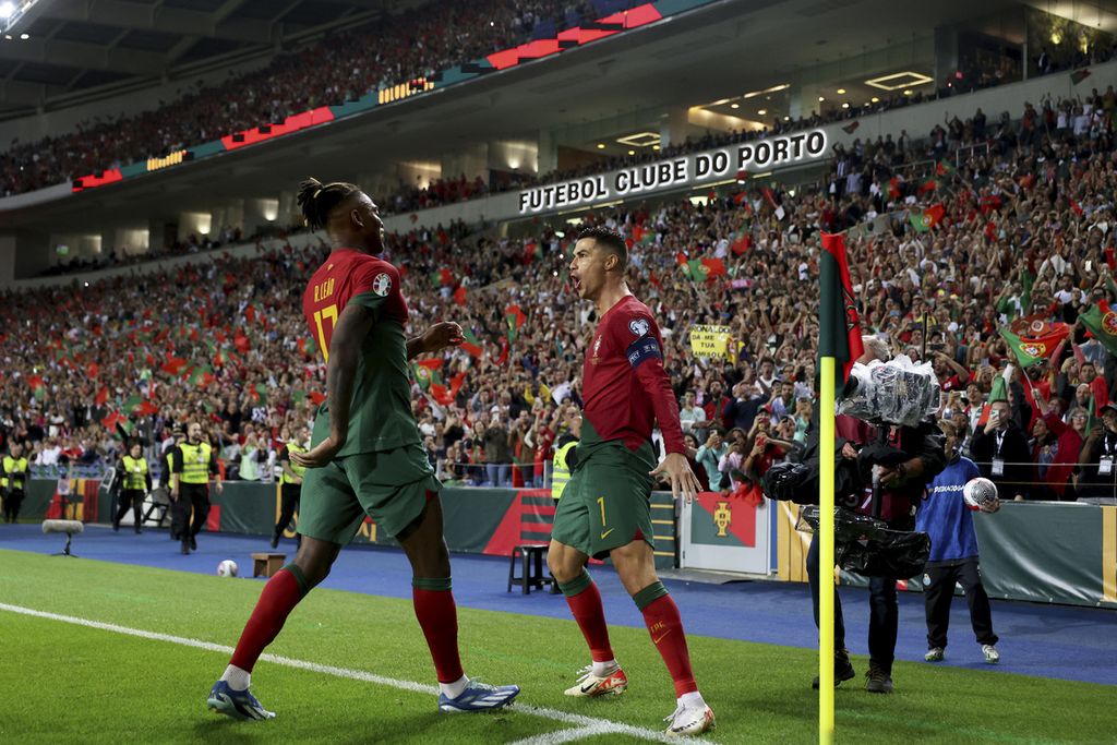 Pemain timnas Portugal, Cristiano Ronaldo (kanan), merayakan golnya ke gawang Slowakia bersama Rafael Leao pada laga kualifikasi Piala Eropa 2024 Grup J di Stadion Dragao, Porto, Portugal, Sabtu (14/10/2023) dini hari WIB. Ronaldo mencetak dua gol dan Portugal menang 3-2 pada laga itu.