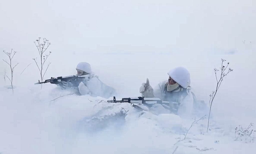 Foto yang diambil dari potongan video yang dirilis oleh Layanan Pers Kementerian Pertahanan Rusia menunjukkan tentara Rusia mengikuti pelatihan militer di tempat pelatihan Yurginsky di wilayah Kemerovo, Rusia, Rabu (2/2/2022) waktu setempat. 