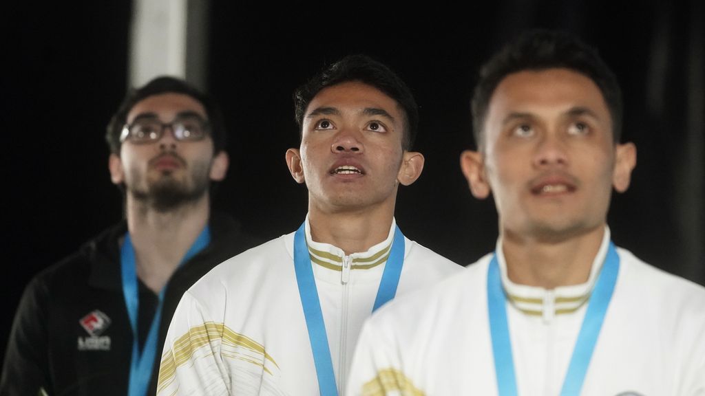 Podium pemenang panjat tebing nomor <i>speed</i> putra pada seri Kejuaraan Dunia Panjat Tebing di Salt Lake City, AS, 20 Mei 2022. Dari kanan ke kiri: Veddriq Leonardo dari Indonesia di posisi ketiga, Kiromal Katibin dari Indonesia di posisi pertama, dan Noah Bratschi dari AS di posisi kedua. 