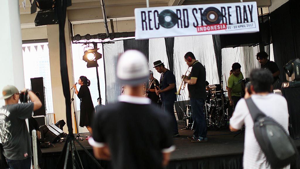 Penampilan band Costaroy di acara Record Store Day di Mal Kuningan City, Jakarta, Jumat (21/4).