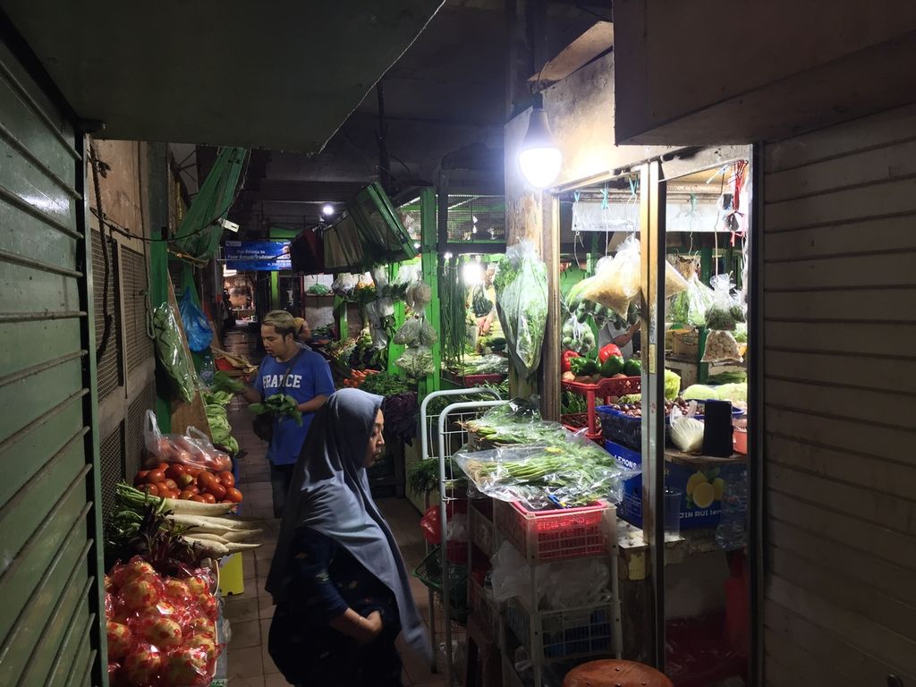 Kios bahan pangan di Pasar Genteng Baru, Surabaya, Jawa Timur. Menjelang Natal dan Tahun Baru, harga bahan pangan, terutama cabai melonjak. Pada Rabu (6/12/2023), cabai merah keriting menembus harga Rp 225.000 per kilogram dari sehari sebelumnya Rp 77.400 per kilogram.