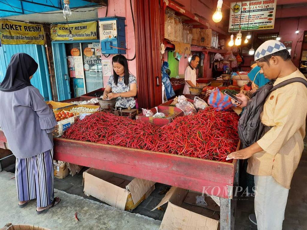 Pedagang di Jalan Pasar Baru, Pasar Raya Padang, Padang, Sumatera Barat, melayani pembeli, Kamis (14/7/2022). 