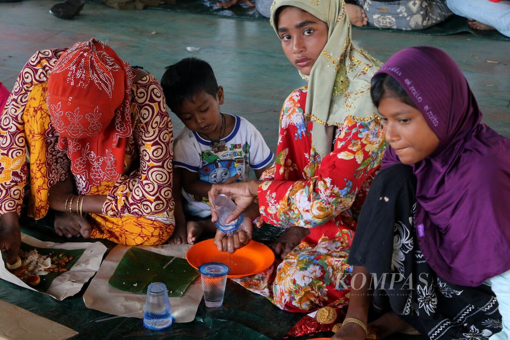 Sebanyak 79 imigran Rohingya yang terdampar di perairan Kuala, Kabupaten Bireuen, Provinsi Aceh. Saat ini mereka ditampung di Sanggar Kegiatan Belajar (SKB) Bireuen, Sabtu (21/4/2018).