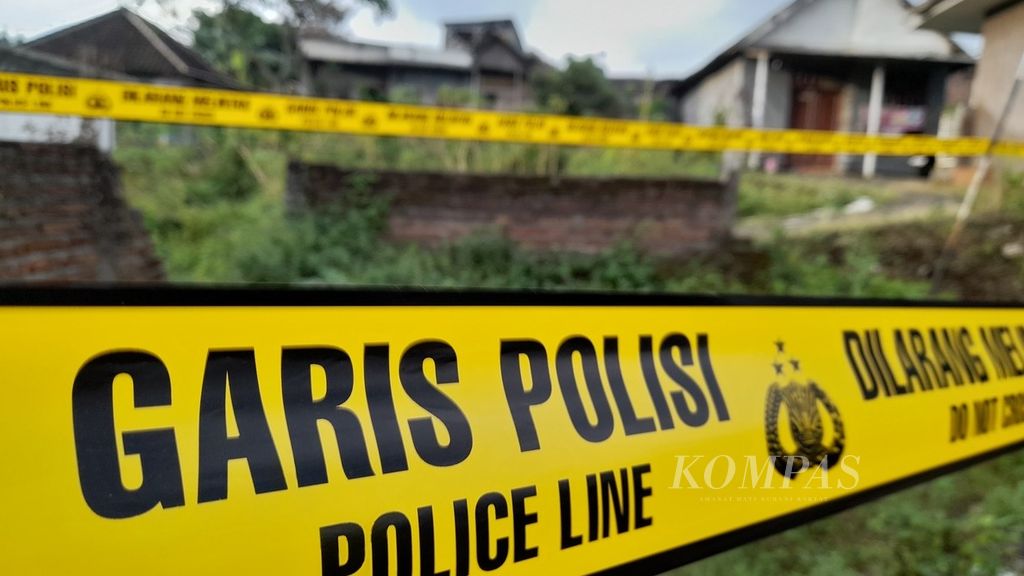 Garis polisi membentang di tempat yang diduga menjadi lokasi pesta miras di Dusun Leses, Desa Ngijo, Kecamatan Karangploso, Kabupaten Malang, Jawa Timur, saat diabadikan pada Rabu (10/5/2023)