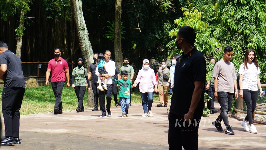 Presiden Joko Widodo dan keluarganya mengunjungi kebun binatang Solo Safari di Kota Surakarta, Jawa Tengah, Senin (23/1/2023). 
