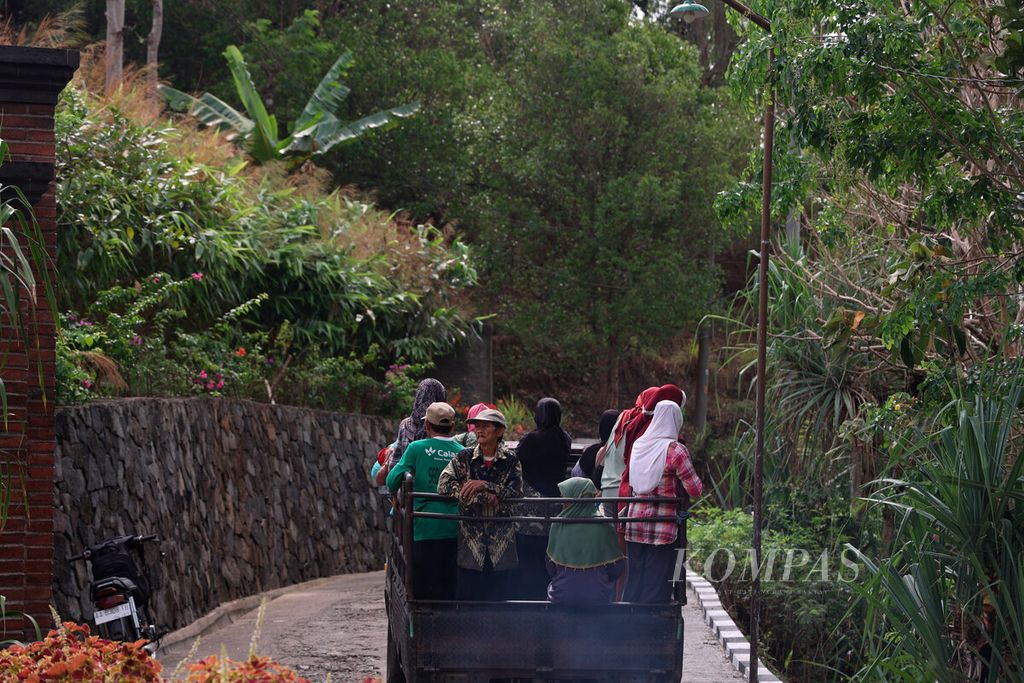 Warga menggunakan mobil bak terbuka saat mereka melintasi akses jalan menuju Plataran Langit Khatulistiwa, Desa Candirejo, Kecamatan Borobudur, Kabupaten Magelang, Jawa Tengah, Rabu (15/11/2023). 