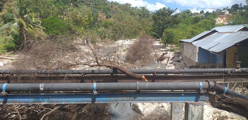 Pipa milik PDAM Kota Kupang melintasi Sungai Liliba, Kupang, NTT, Senin (4/9/2023). Pipa ini mengalirkan air menuju Kantor Gubernur dan Kantor Pemprov NTT. Sumber air berasal dari Sungai Baumata dan Bendungan Tilong.