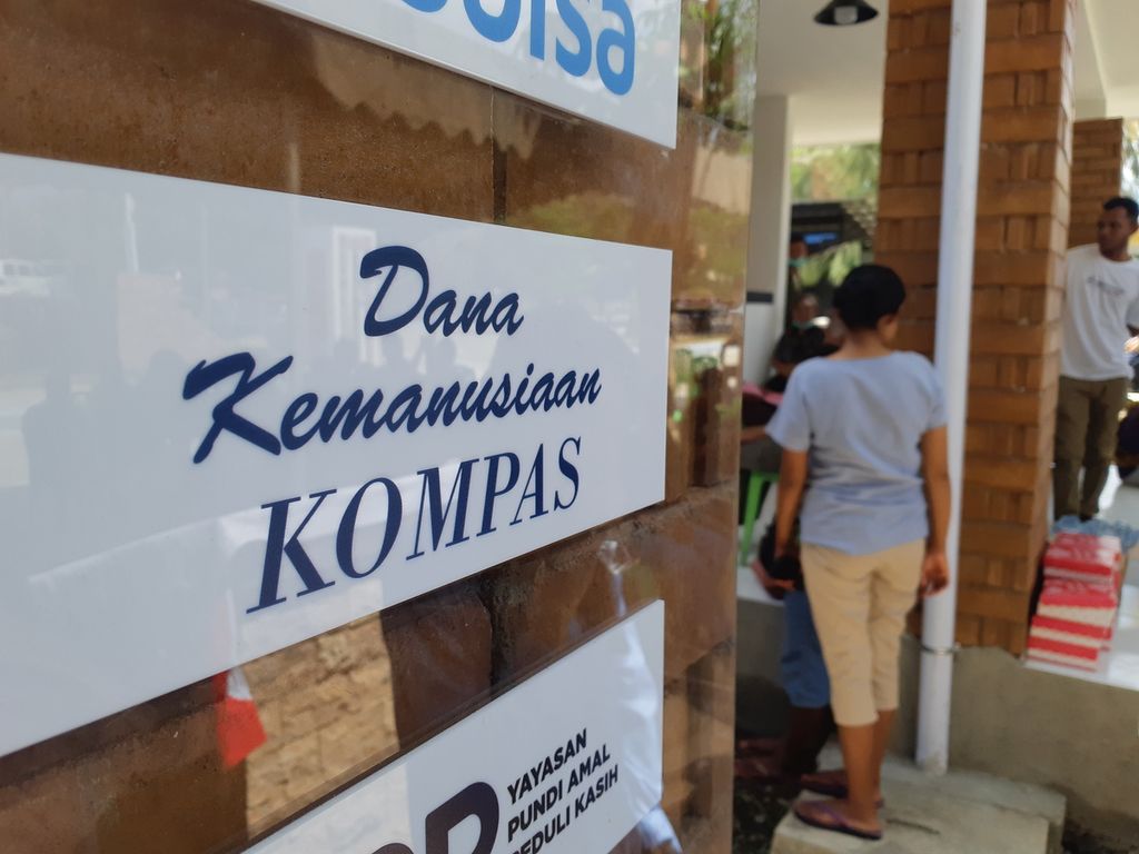 Yayasan Dana Kemanusiaan Kompas menggelar operasi katarak di Wini, Kabupaten Timor Tengah Utara, Nusa Tenggara Timur, pada Jumat (16/9/2022). Sumber dana dari yayasan itu adalah para pembaca <i>Kompas</i>.
