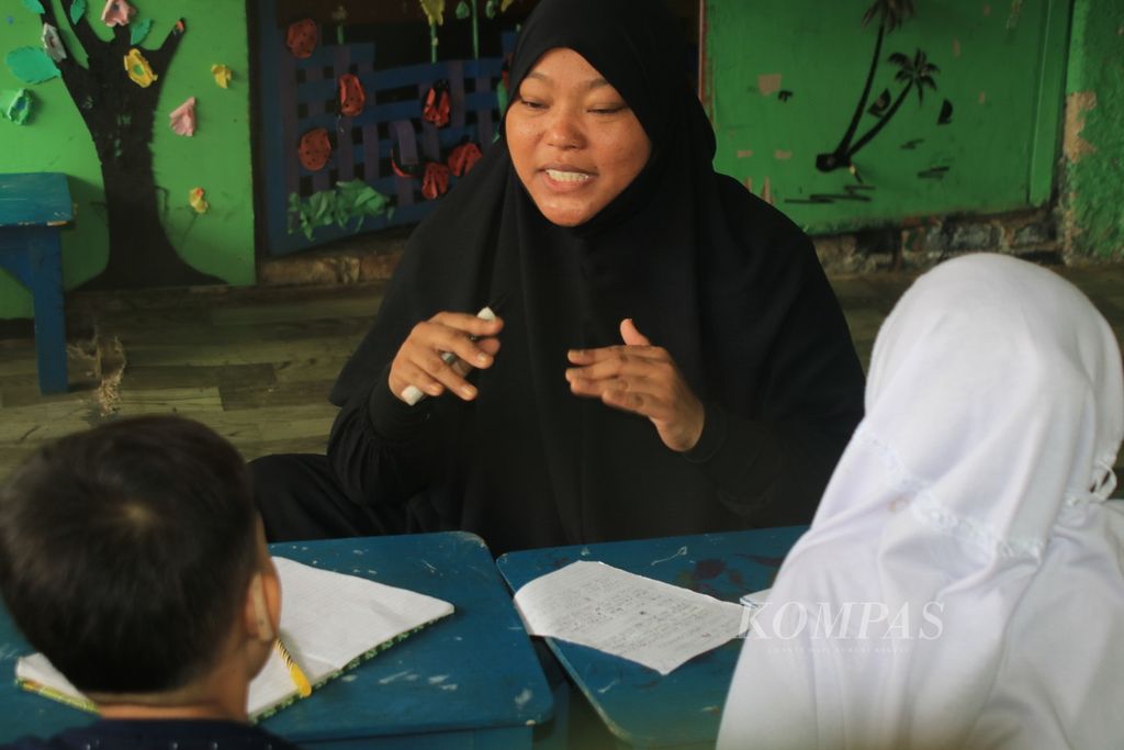 Yuli Yanika mengajar di sekolah inklusi setara SD di Yayasan Rumah Ceria Medan, Sumatera Utara, Senin (29/4/2024).