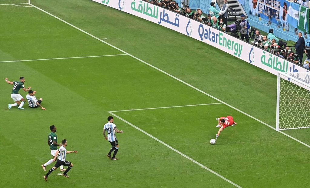Pemain Arab Saudi, Saleh Al-Shehri (kiri), mencetak gol pertama saat Arab Saudi mengalahkan Argentina 2-1 pada laga penyisihan Grup C Piala Dunia 2022 Qatar di Stadion Lusail di Lusail, utara Doha, Qatar, Selasa (22/11/2022). 