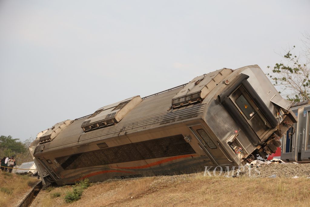 Sejumlah gerbong KA Argo Semeru miring setelah rangkaian kereta itu anjlok di Dusun Kalimenur, Desa Sukoreno, Sentolo, Kulon Progo, Selasa (17/10/2023). 