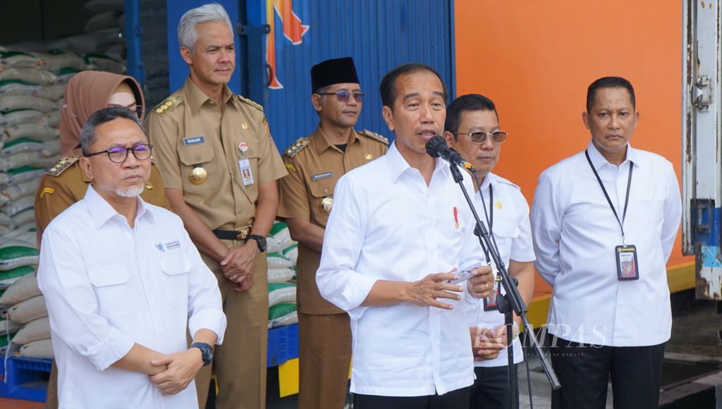 President Joko Widodo explains the launch of government food assistance, at the Warehouse of the Bulog Branch of Ngabeyan, in Sukoharjo Regency, Central Java, Monday (10/4/2023). The rice assistance will be distributed to beneficiaries over the next three months.