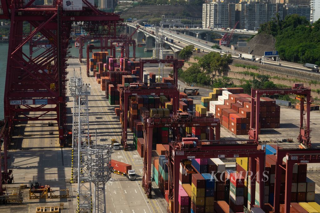 Aktivitas bongkar muat di Pelabuhan Modern Terminals, Hong Kong, Senin (20/11/2023).
