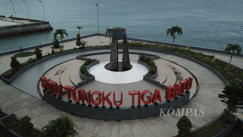 On Wednesday (24/5/2023), in Tugu Satu Tungku Tiga Batu, Fakfak Regency, West Papua, Fakfak Regency is known for the philosophy of "one stove, three stones". This philosophy serves as a guide for Fakfak's diverse community, including those from different beliefs within a family or clan, to live harmoniously and with tolerance.