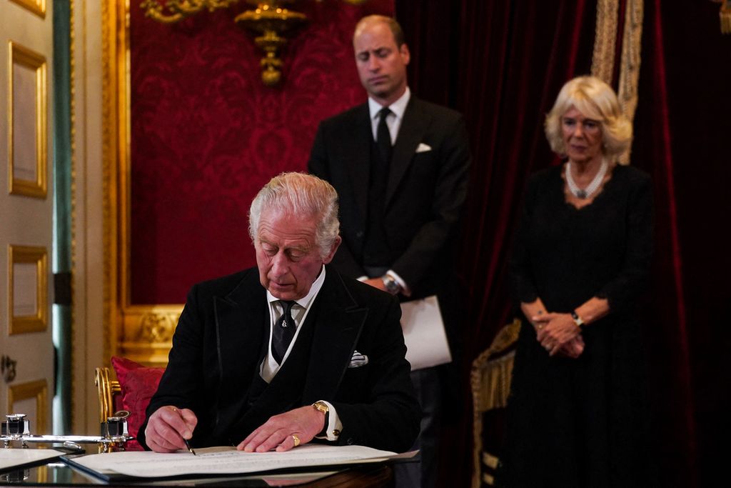 Pangeran William (tengah) dan Camilla  (kanan), Sabtu (10/9/2022), menyaksikan penandatanganan sumpah oleh Raja Charles III di Istana St James, London, Inggris.