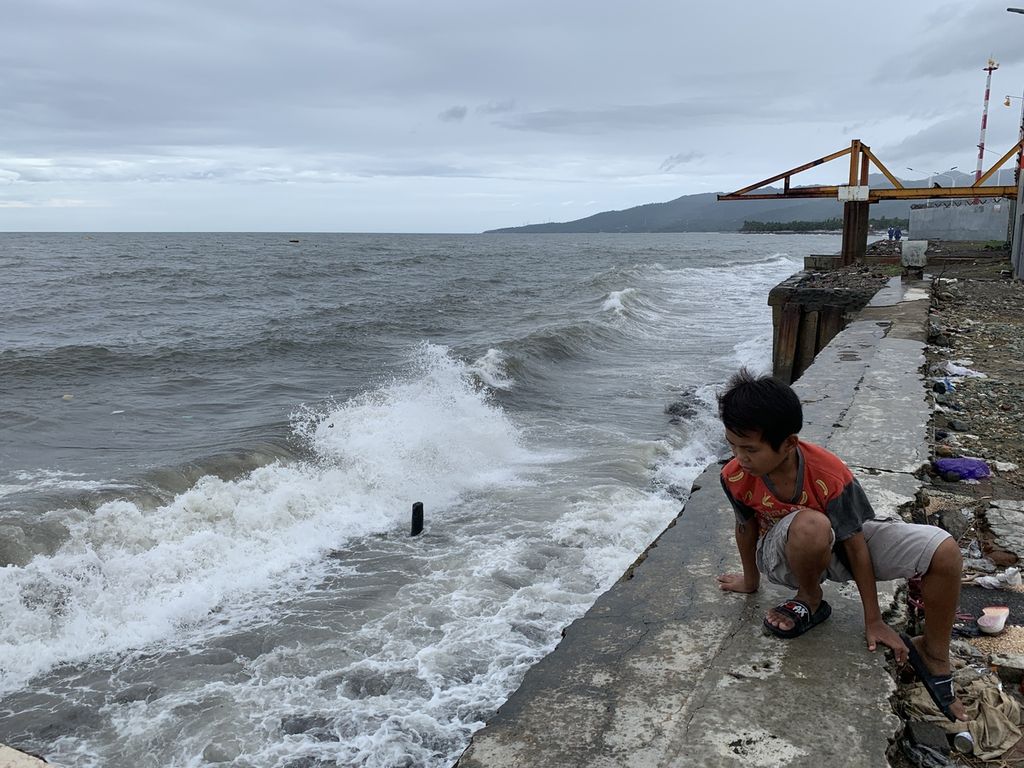 Warga melihat gelombang tinggi di kawasan Pantai Ampenan, Kota Mataram, Nusa Tenggara Barat, Senin (6/2/2023). BMKG mengimbau masyarakat untuk mewaspadai cuaca ekstrem berupa hujan sedang hingga lebat serta gelombang tinggi di NTB dalam seminggu ke depan.