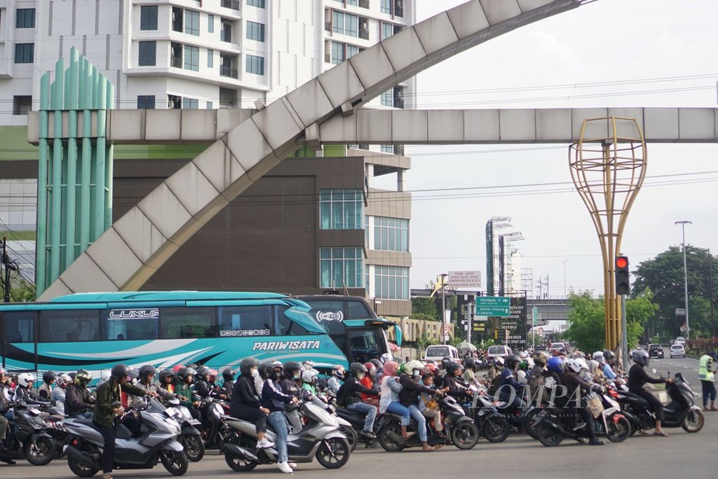 Sepeda motor mendominasi jalan Kalimalang, Kota Bekasi, Jawa Barat, Minggu (14/4/2024).