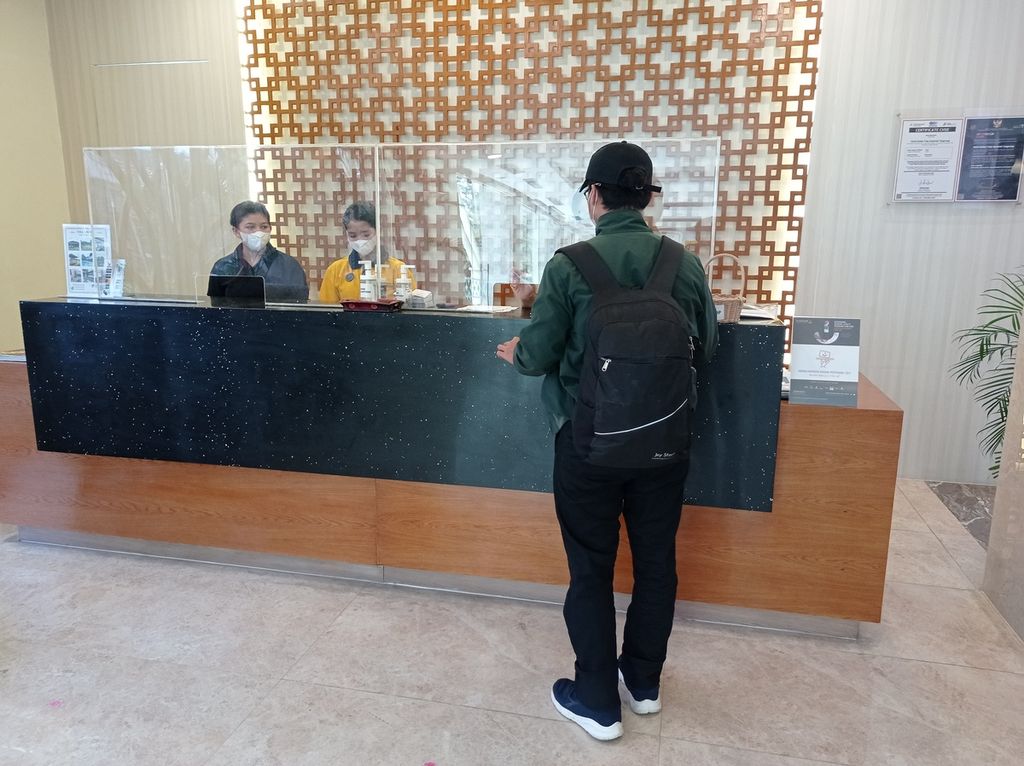 Suasana pelayanan tamu di Hotel Golden Tulip Essential, Kota Tangerang, Banten, Kamis (12/5/2022). Hotel ini menjadi salah satu penyedia instruktur pelatihan keterampilan oleh Balai Latihan Kerja Kota Tangerang.