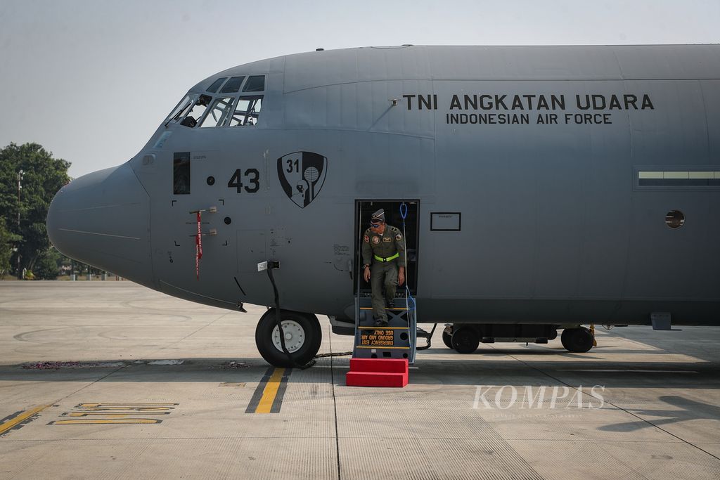 Seorang kru pesawat turun dari pesawat C-130J-30 Super Hercules yang diserahkan oleh Kementerian Pertahanan kepada TNI Angkatan Udara di Lanud Halim Perdanakusuma, Jakarta Timur, Selasa (15/8/2023).