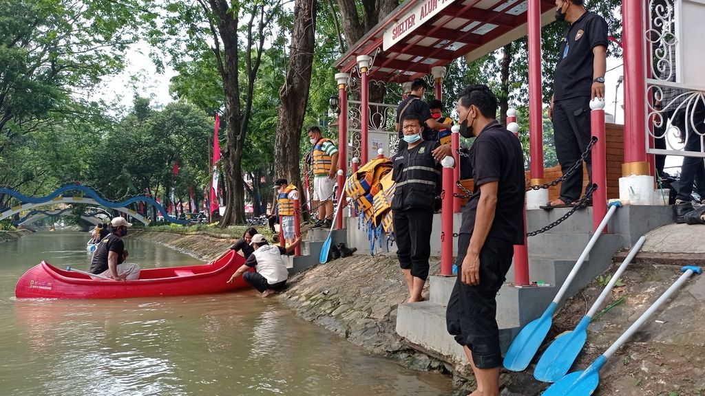 Suasana wisata kano di Kali Sipon, Kota Tangerang, Banten, Sabtu (20/8/2022). Setidaknya 1.000 orang telah menjajal kano sejak akhir Juli lalu.