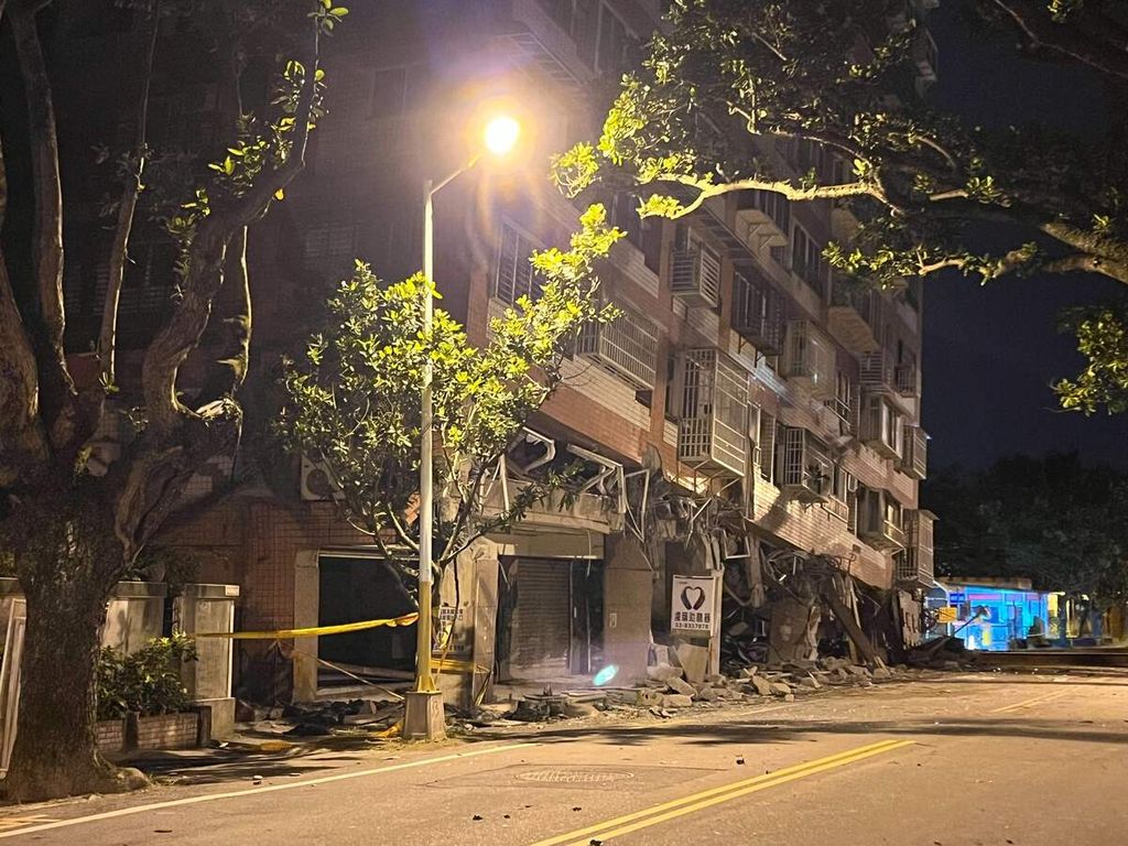 Kerusakan di Hotel Marshal akibat serangkaian gempa susulan di Hualien, Taiwan, Selasa (23/4/2024). 