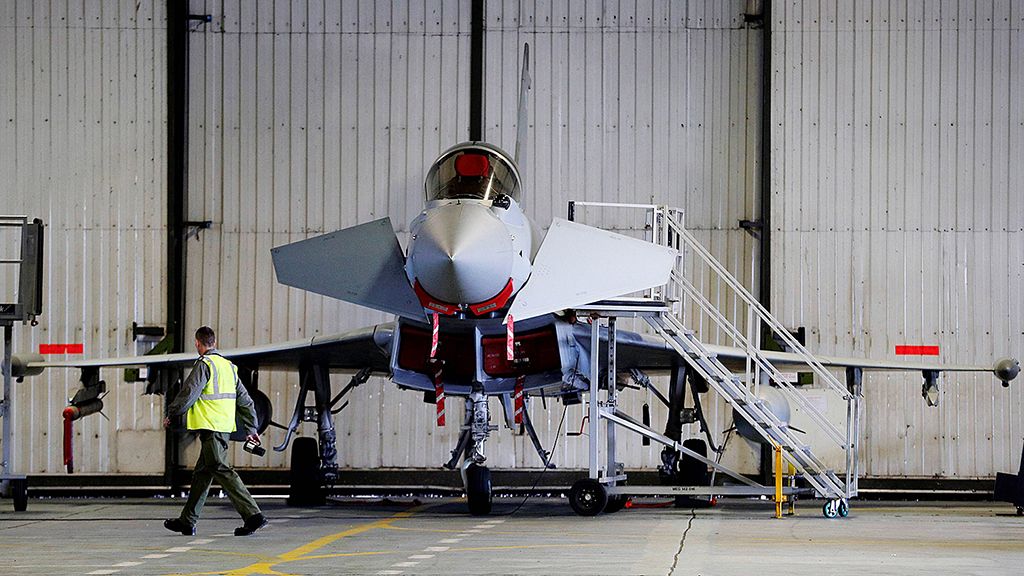 Jet tempur Typhoon terparkir di pangkalan Angkatan Udara Inggris (RAF) Coningsby, di Lincolnshire, Inggris, 7 Maret lalu. Inggris telah menandatangani pesanan awal pembelian 48 jet tempur Typhoon senilai miliaran pound sterling dari Arab Saudi. 