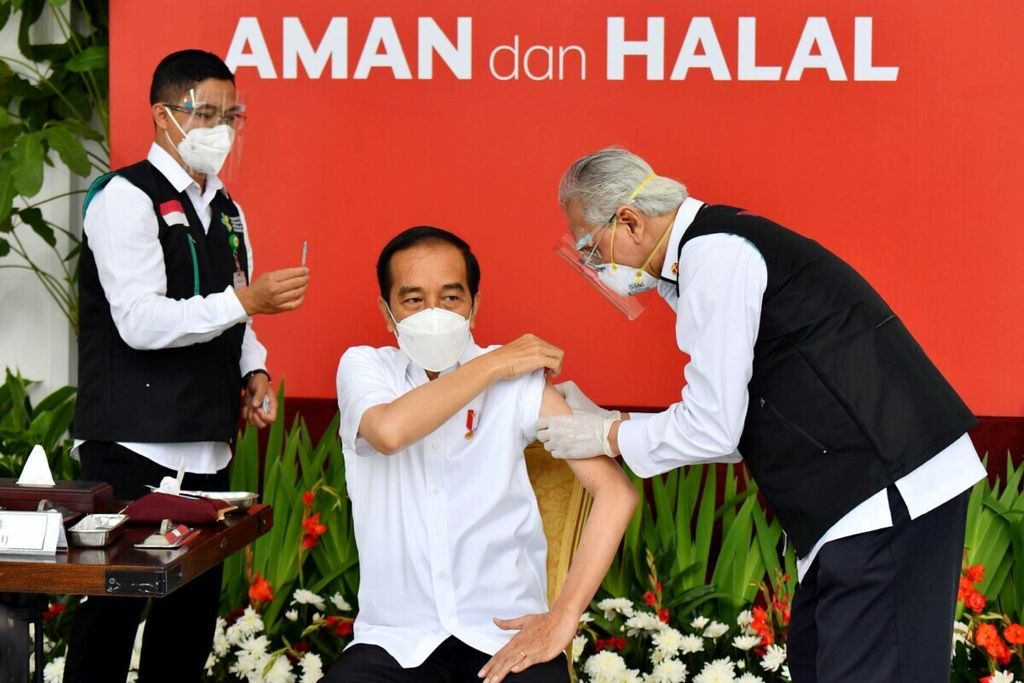 Presiden Joko Widodo (tengah) bersiap disuntik dosis pertama vaksin Covid-19 produksi Sinovac oleh vaksinator Wakil Ketua Dokter Kepresidenan Prof Abdul Mutalib (kanan) di beranda Istana Merdeka, Jakarta, Rabu (13/1/2021). Penyuntikan perdana vaksin Covid-19 kepada Presiden Joko Widodo tersebut menandai dimulainya program vaksinasi di Indonesia.