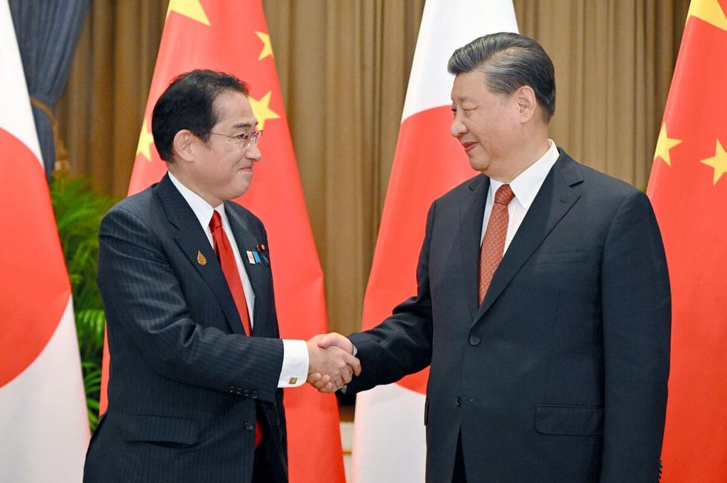 Presiden China Xi Jinping (kanan) dan Perdana Menteri Jepang Fumio Kishida bertemu di Bangkok, Thailand, Kamis (17/11/2022) malam. Mereka sama-sama di sana untuk menghadiri Konferensi Tingkat Tinggi Kerja Sama Ekonomi Asia Pasifik (APEC). 