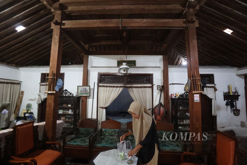 Suasana di dalam rumah joglo milik Joko Nugroho (60), warga Kampung Alun-alun, Kelurahan Purbayan, Kotagede, Yogyakarta, Senin (1/4/2024).