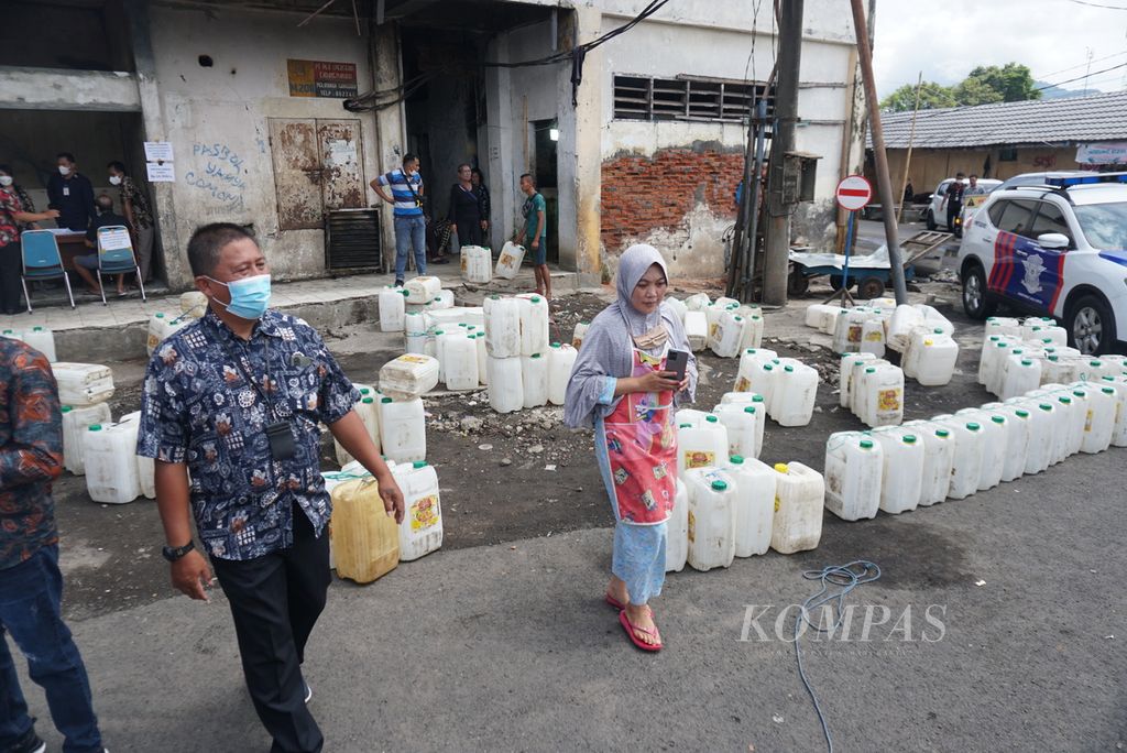 Para pedagang meletakkan jeriken berjajar satu dengan lainnya sebelum membeli minyak goreng curah di Pasar Bersehati, Kelurahan Calaca, Manado, Sulawesi Utara, Kamis (28/4/2022). 