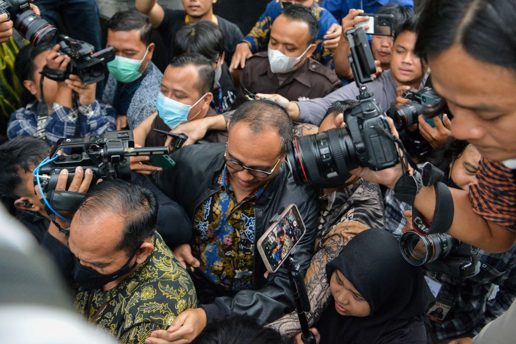 Awak media mengerubungi bekas pejabat eselon III Direktorat Jenderal Pajak Kementerian Keuangan, Rafael Alun Trisambodo (tengah), saat berjalan menuju mobil setelah selesai diperiksa di Gedung Komisi Pemberantasan Korupsi (KPK), Jakarta, Rabu (1/3/2023).