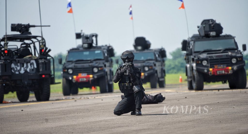 Aksi simulasi tempur yang diperagakan Komando Pasukan Gerak Cepat dalam acara puncak peringatan HUT Ke-77 TNI Angkatan Udara di Pangkalan Udara Halim Perdanakusuma, Jakarta, Minggu (9/4/2023). 