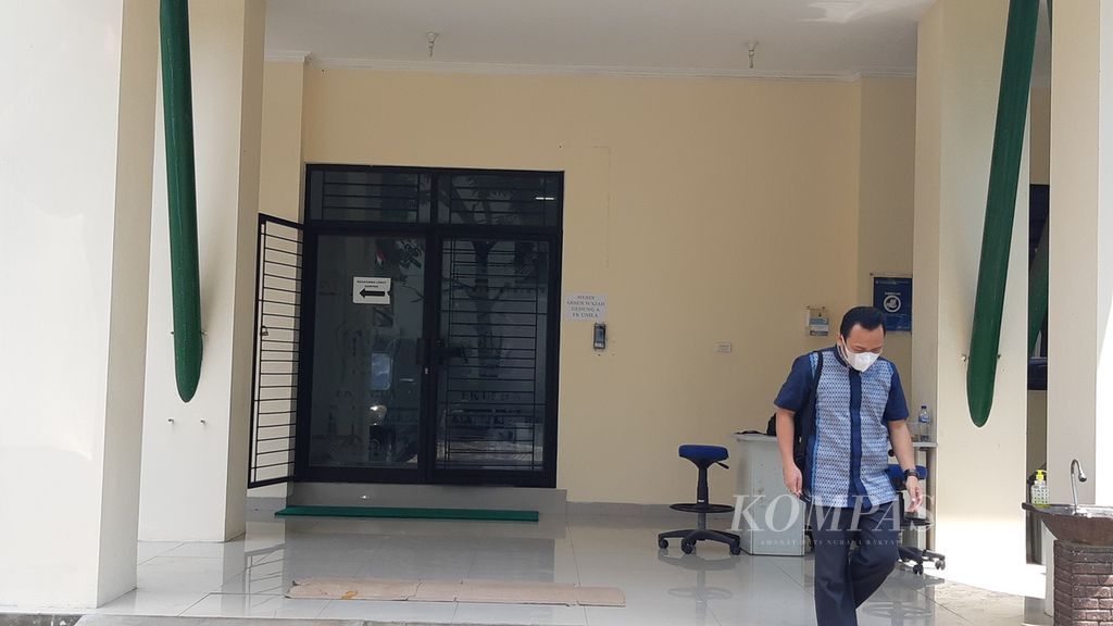 Suasana Gedung A Fakultas Kedokteran Universitas Lampung saat penggeledahan oleh penyidik KPK, Selasa (23/8/2022).