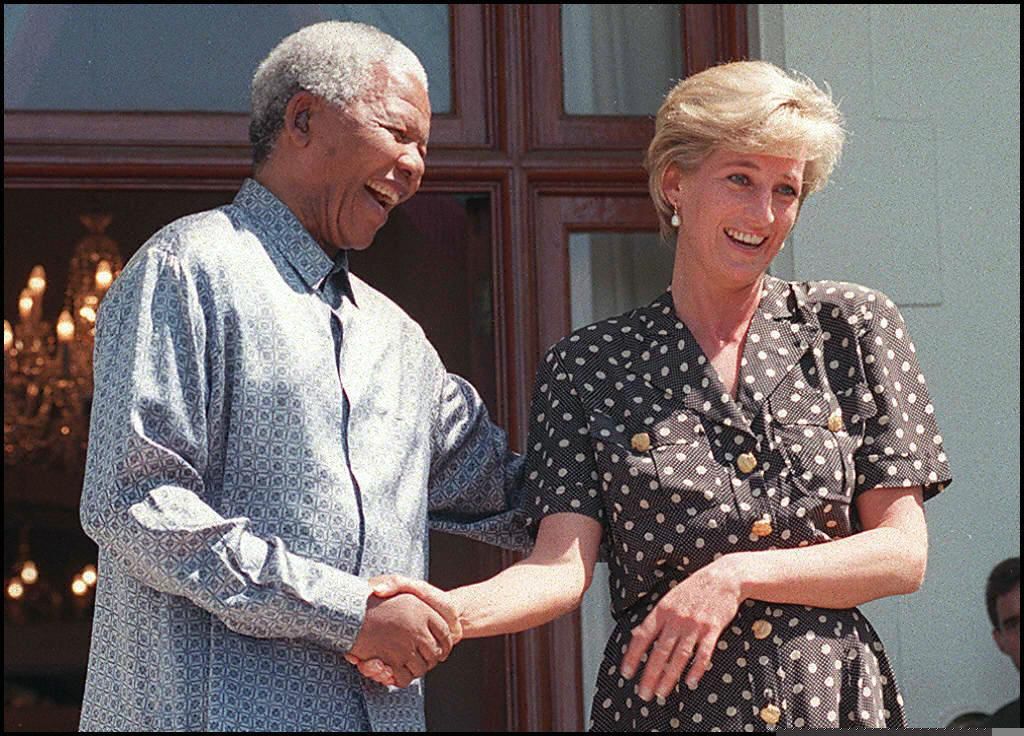 Foto yang diambil pada 17 Maret 1997 memperlihatkan saat Presiden Afrika Selatan Nelson Mandela dan Putri Diana berjabat tangan dan berbincang saat keduanya bertemu di kediaman Mandela di Goldendale, Cape Town, Afrika Selatan.