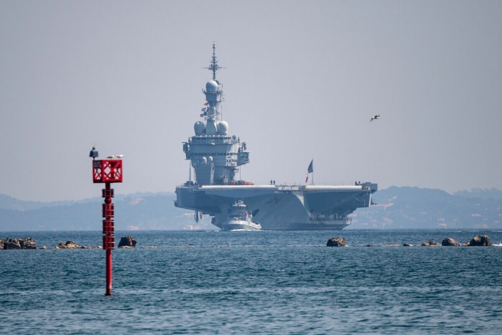 A picture shows the French aircraft carrier Charles de Gaulle on April 12, 2020, as it arrives in the southern French port of Toulon with sailors onboard infected with COVID-19 (novel coronavirus). – Fifty sailors aboard the Charles de Gaulle aircraft carrier, the flagship of the French navy, have contracted the novel coronavirus the armed forces ministry said on April 11. The nuclear-powered ship arrived in Toulon on April 12 so that those infected can begin a period of quarantine on dry land, according to the ministry.