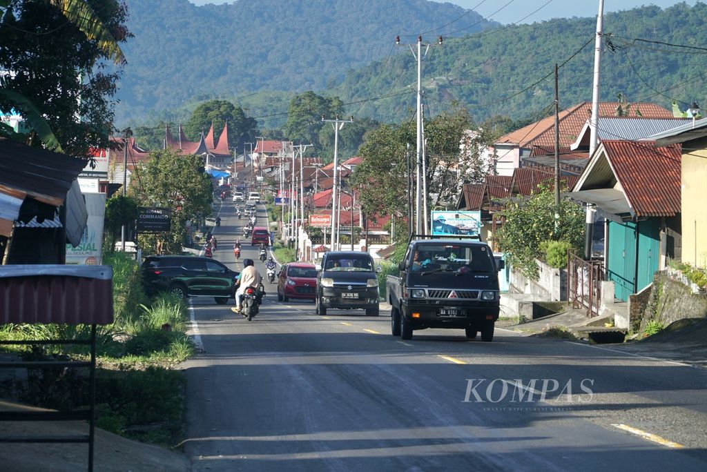 Suasana lalu lintas di Jalan Raya Padang-Bukittinggi di Nagari Panyalaian, Kecamatan X Koto, Kabupaten Tanah Datar, Sumatera Barat, Selasa (11/4/2023).