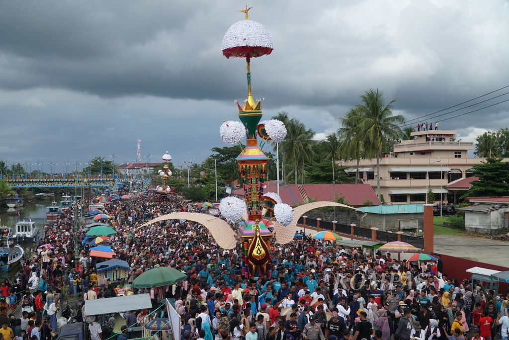 Warga menghoyak dan mengarak tabuik menuju Pantai Gandoriah dalam puncak acara Pesona Budaya Hoyak Tabuik Piaman di Kota Pariaman, Sumbar, Minggu (14/8/2022).