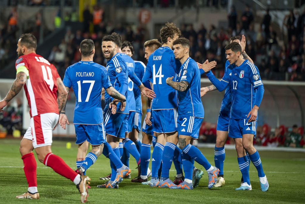 Para pemain Italia mengerumuni Matteo Pessina (kanan) yang mencetak gol saat melawan Malta pada kualifikasi grup C Piala Eropa 2024 di Stadion Nasional Ta' Qali, Valletta, Malta, 26 Maret 2023. 