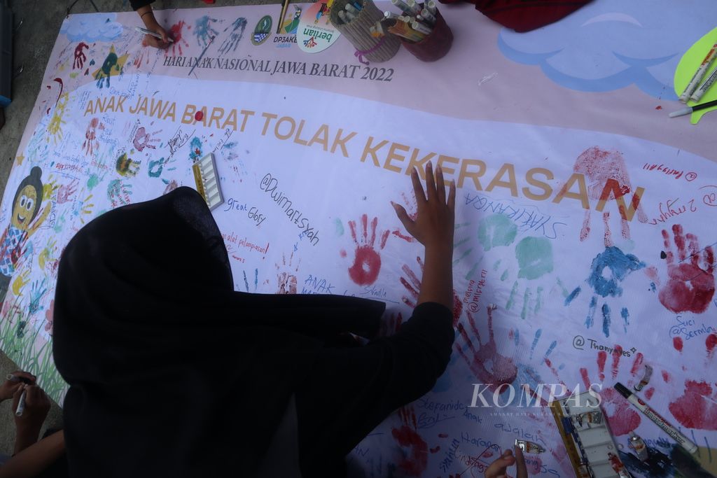 Sejumlah anak menempelkan telapak tangan di spanduk kampanye stop kekerasan terhadap anak dalam peringatan Hari Anak Nasional tingkat Jawa Barat di Kabupaten Kuningan, Kamis (28/7/2022). 