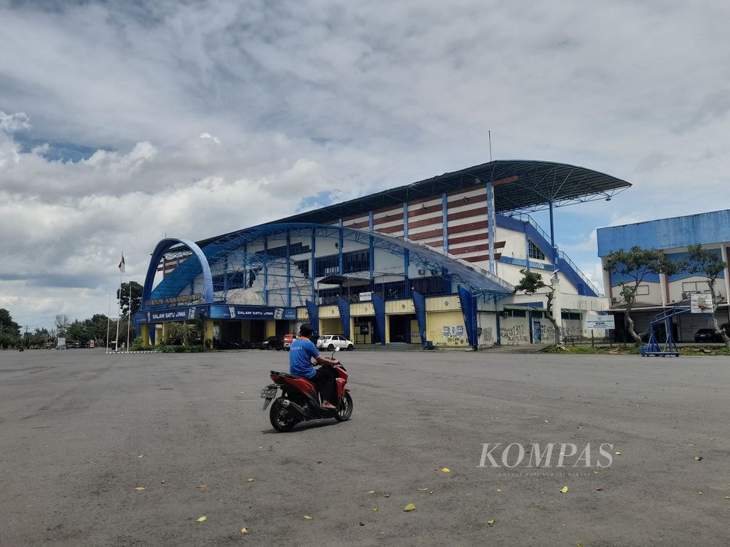 Seorang pengendara sepeda motor melintas di halaman Stadion Kanjuruhan, Malang, Jawa Timur, Kamis (5/1/2023), yang terlihat cukup sepi. Di tempat ini, tiga bulan lalu, tercatat tragedi Kanjuruhan.  Nyawa lebih dari 100 orang melayang setelah laga Arema FC melawan Persebaya Surabaya dalam Liga 1 usai.