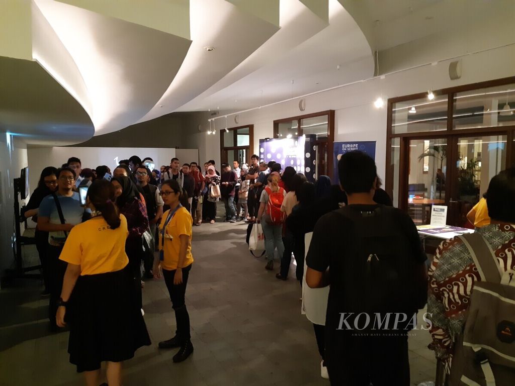 Penonton mengantre sebelum pemutaran film festival Europe on Screen 2019 di Goethe Huis, Jakarta, Senin (22/4/2019). Penonton tidak dipungut bayaran untuk menyimak seratusan film dari benua Eropa yang ditayangkan di festival tahunan ini.